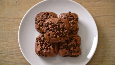 dark-chocolate-brownies-with-chocolate-chips-on-top