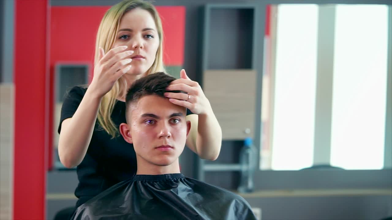 Taglio di capelli in corso
