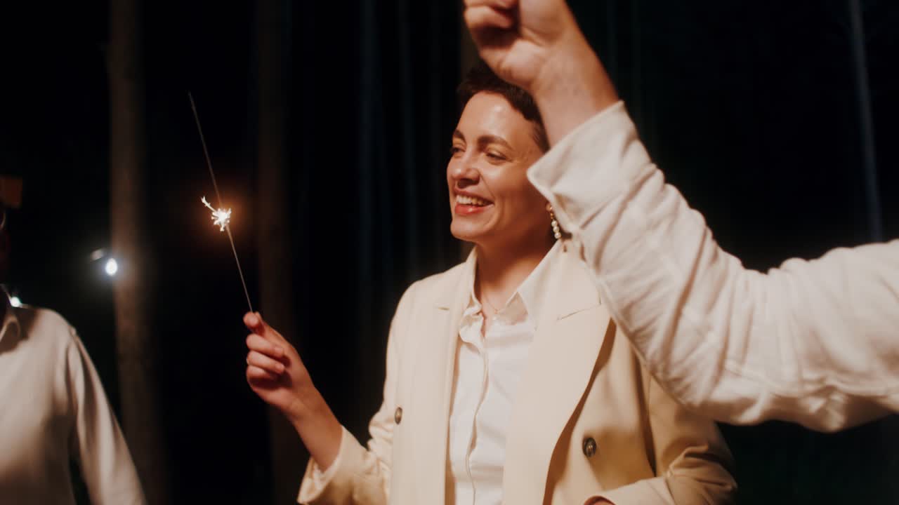 amigos celebrando por la noche con sparkler