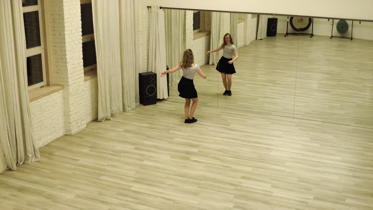 최고의 재능있는 십대 여성 댄서 춤에서보기