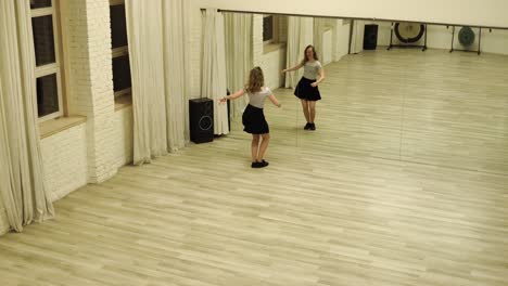 uitzicht vanaf de top getalenteerde tiener danseres dansen