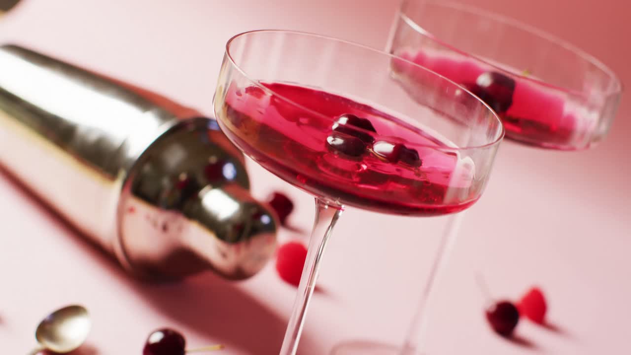 ⁇  배경에 체리와  ⁇ 이커를 가진 음료의 클로즈업