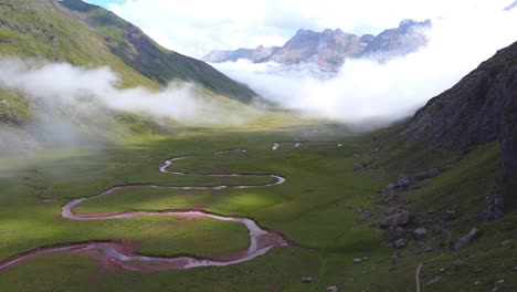 Spanische-Pyrenäen,-Spanien---Luftdrohnenansicht-Des-Tals-Valle-De-Aguas-Tuertas-Mit-Flussbett-Und-Sich-Bewegenden-Wolken