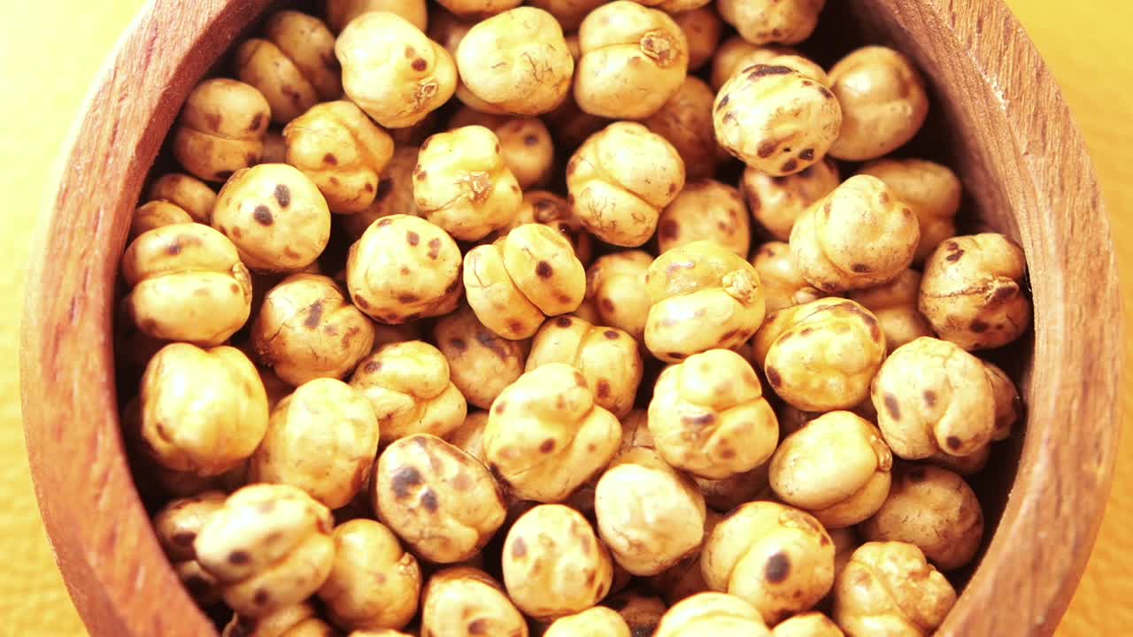 garbanzos asados en un cuenco de madera