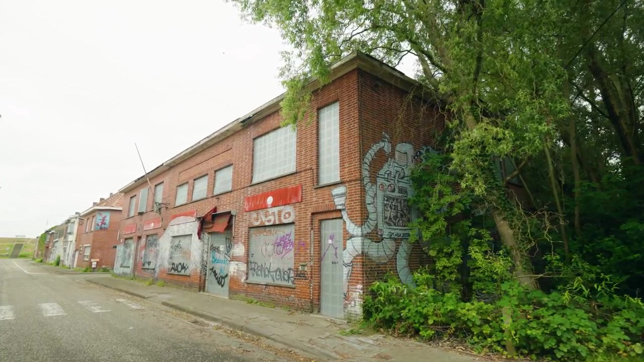 POV-tur gennem den forladte spøgelsesby Doel med graffiti, forladte bygninger og stille gader - Antwerpen, Belgien
