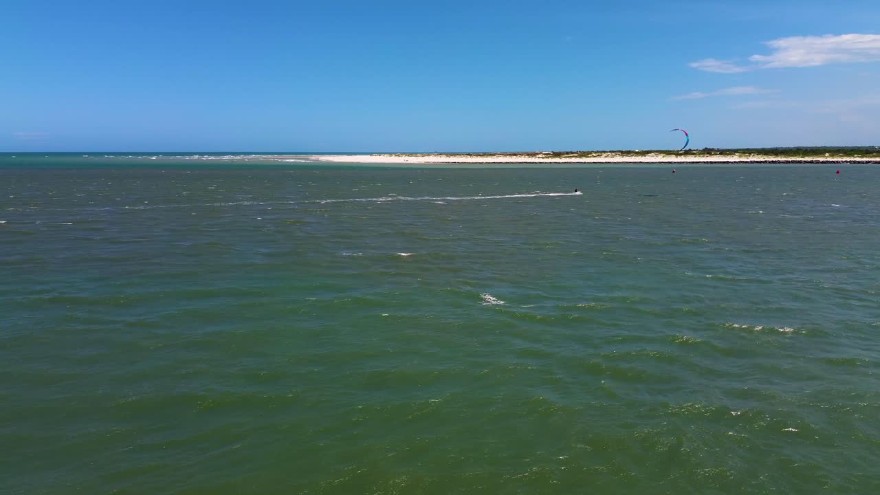 un surfista de cometas navegando a lo largo de la rúa