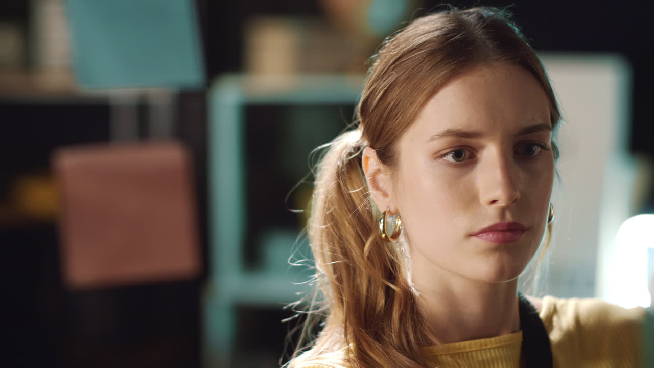 의장 에서 스티커 를 벗고 있는 집중적 인 사업가 의 초상화