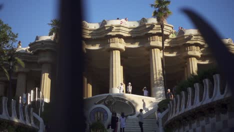 Alter-Palast-Im-Park-Güell.-Menschen,-Die-Sehenswürdigkeiten-Von-Barcelona-Besuchen