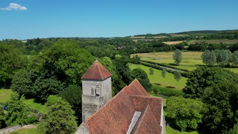 Eine-Aufsteigende-Boom-Aufnahme-Der-Märtyrerkirche-St.-Lawrence-Für-Einen-Besseren-Blick-Auf-Das-Stour-Tal