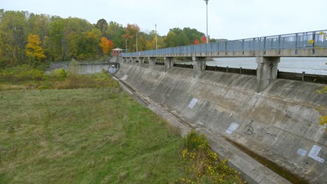 Christie-Lake-Dam---Mittelgroßer-Flussdamm,-Spencer-Creek-Reservoir---Kein-Wasserfluss