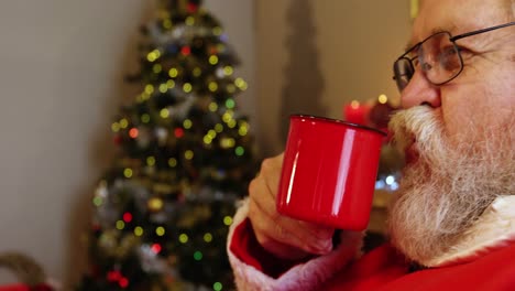 Papá-Noel-Relajándose-Y-Tomando-Un-Café.