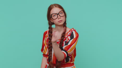 niña disgustada agita el dedo, diciendo no, ten cuidado, regañando dando consejos para evitar el peligro error