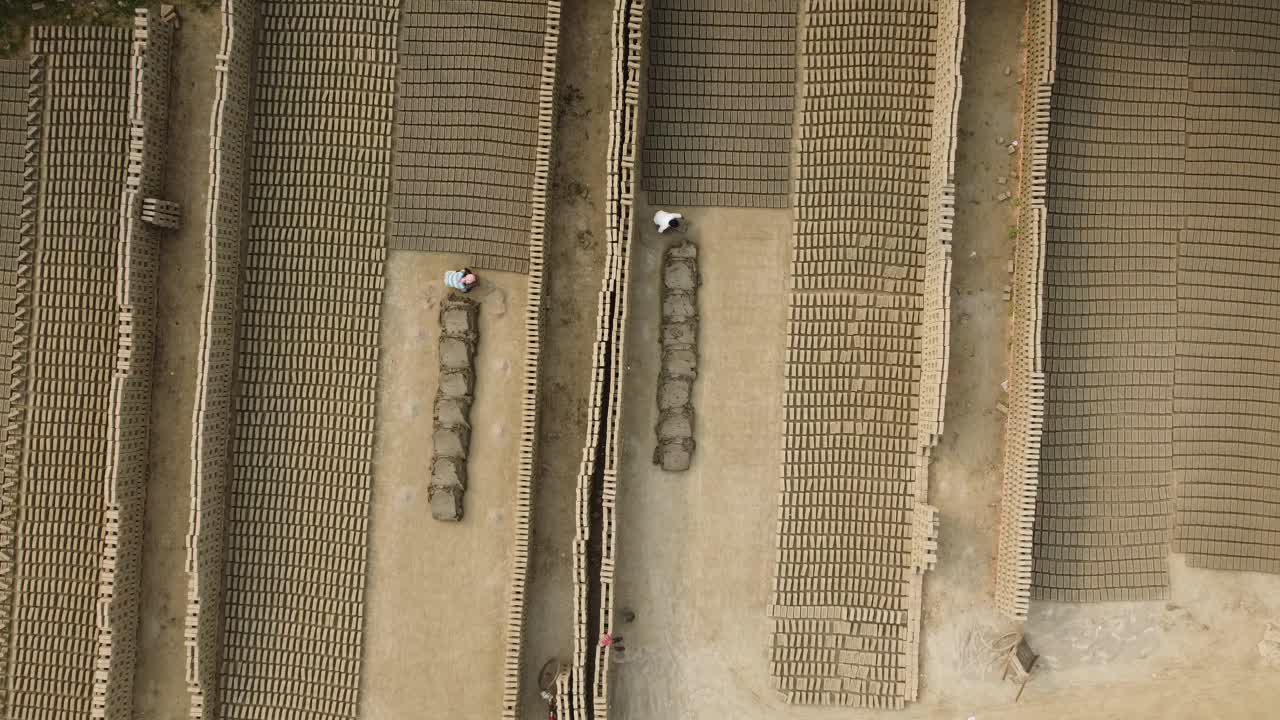 강가 강변의 충적토를 중심으로 벽돌 산업이 발달