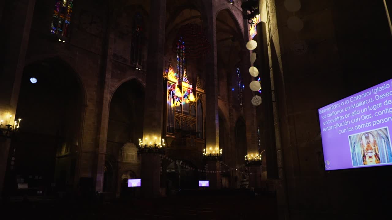 안쪽 에는 스테인드 글래스 창문 이 있는 아름다운 대성당 이 있다