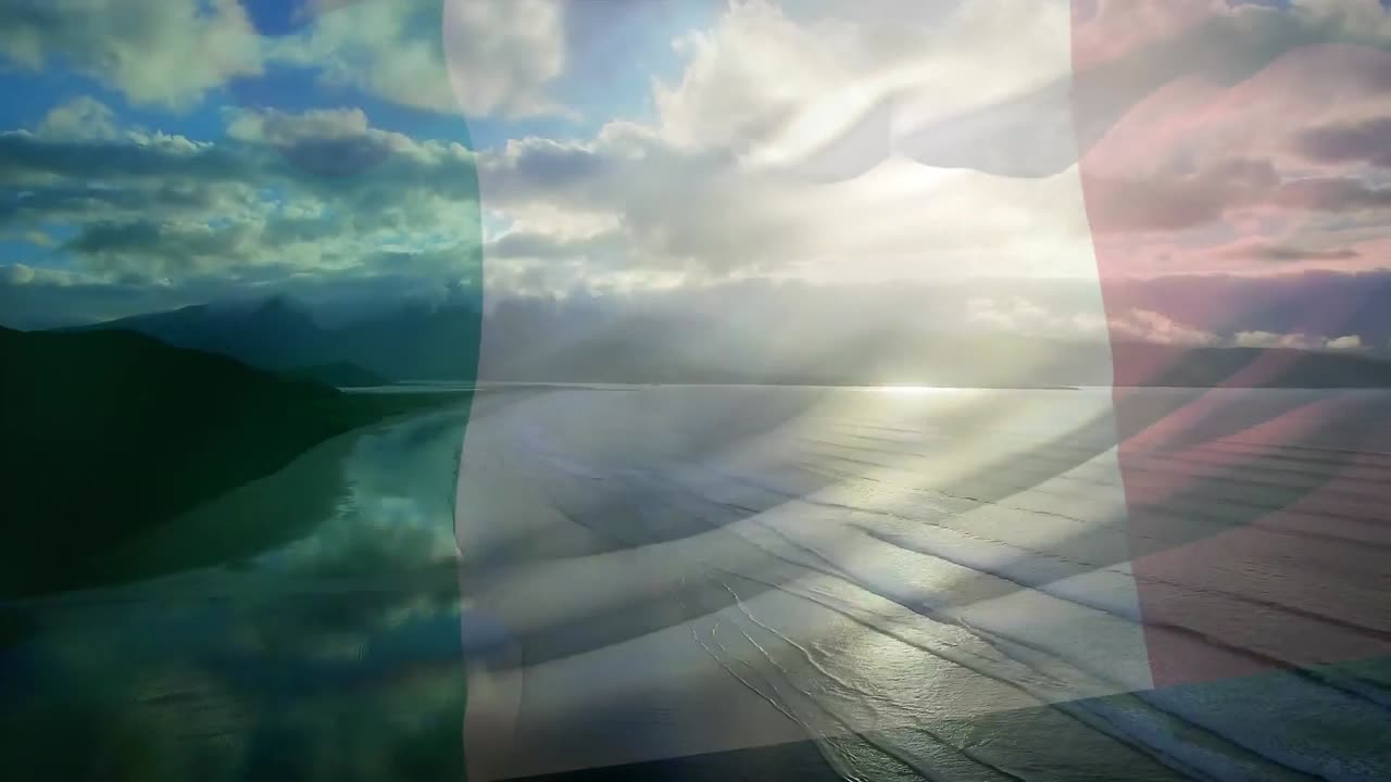 Animazione della bandiera dell'Italia che sventola su un paesaggio di spiaggia, cielo blu nuvoloso e mare