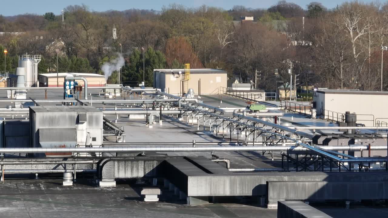 공기 샤프트와 냉각 파이프가 있는 산업 건물 지붕