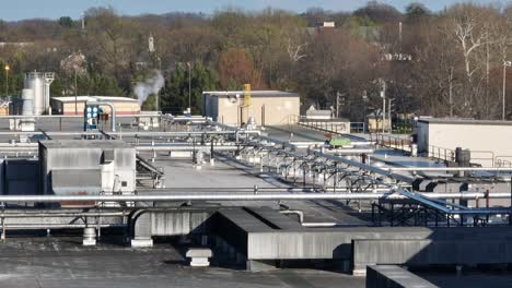 techo de un edificio industrial con pozos de ventilación y tuberías de refrigeración