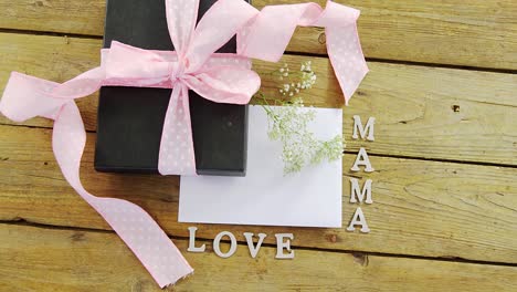 Caja-De-Regalo-Con-Texto-De-Amor-De-Mamá-En-Una-Tabla-De-Madera