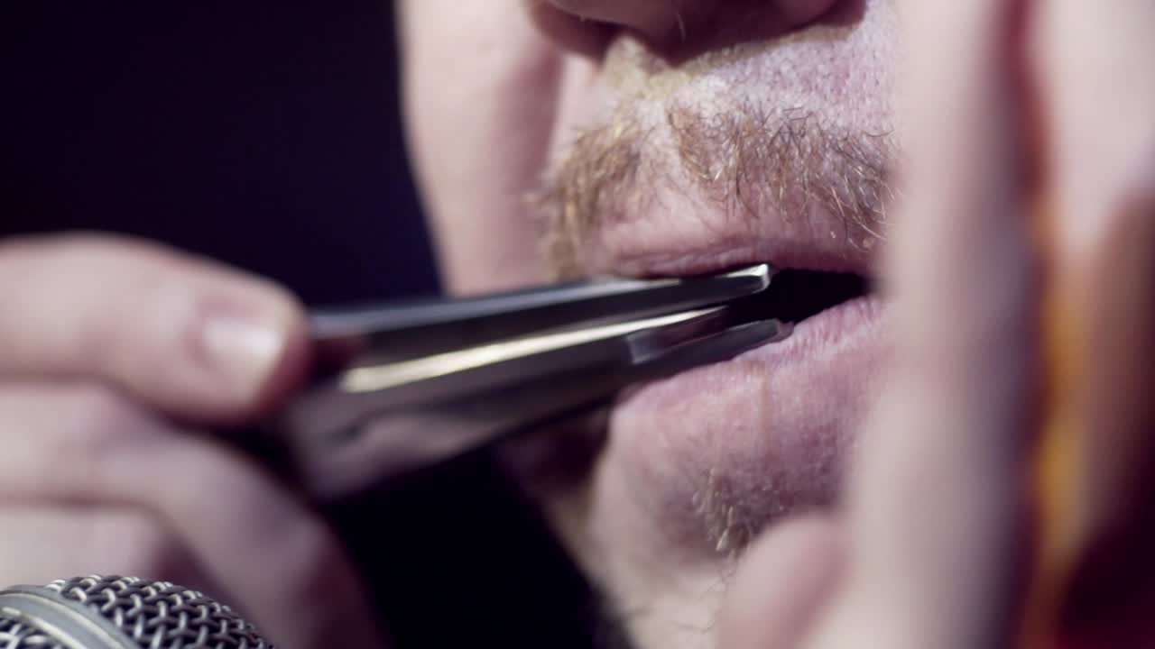 금속 혀 드럼 을 연주 하는 사람