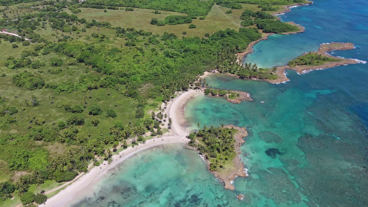 Vista aerea di una spiaggia tropicale isolata