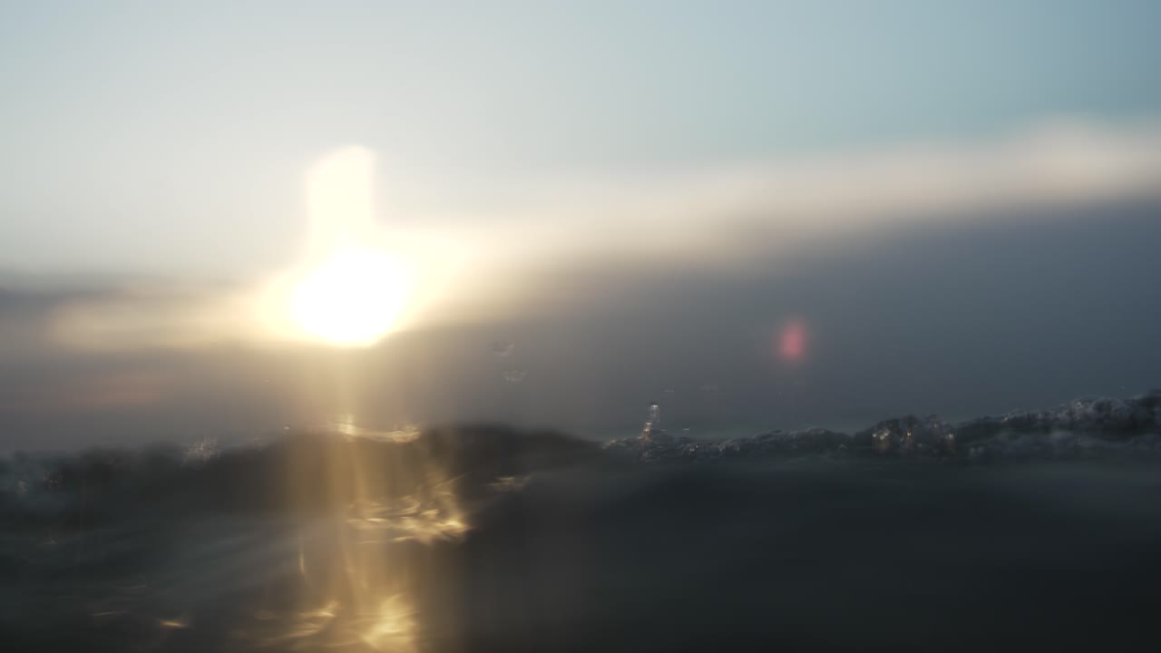 일몰 노을에 의해 백라이트가 튀는 어둡고 우울한 물 아래로 가다