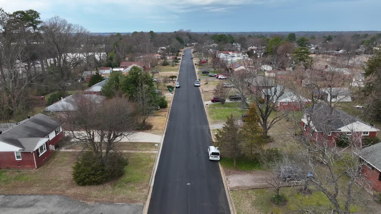 carretera de asfalto en el suburbio área residencial de la ciudad americana en día nublado, virginia