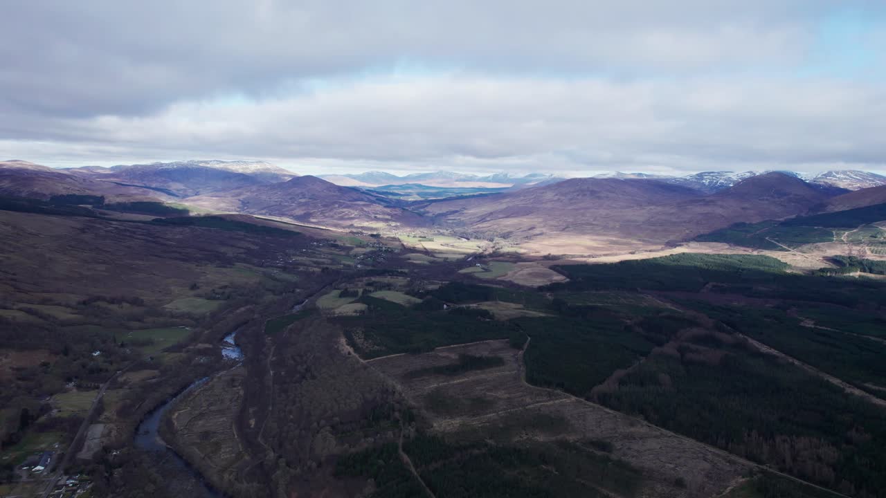 sensacional vista aérea de drones del vasto paisaje montañoso de eynif han en turquía