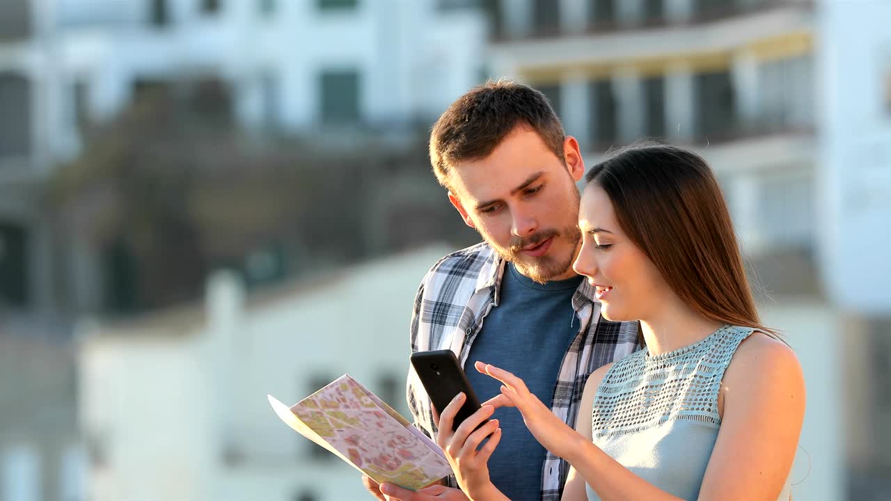 turistas asombrados encontrando ofertas de reserva