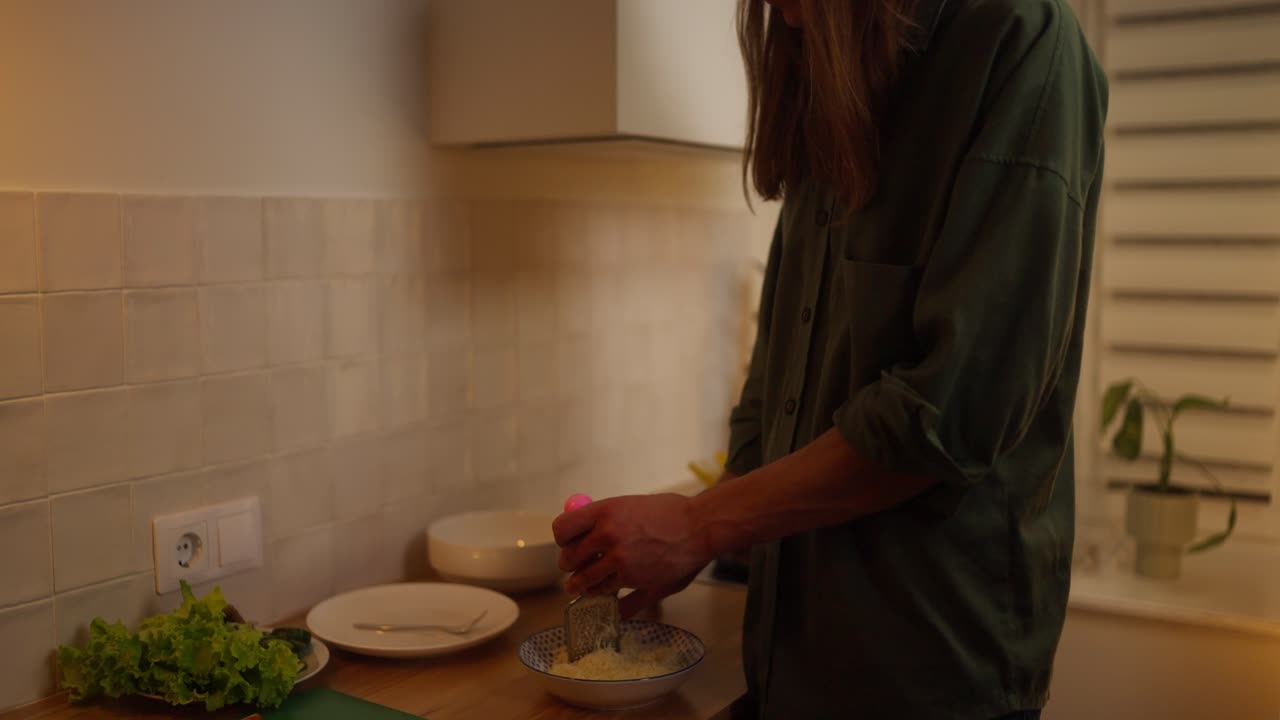 부부 가 부 에서 함께 요리 하고 있다