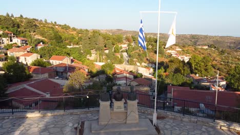 Drohnenaufnahmen-Aus-Der-Luft-Bei-Sonnenuntergang-Des-Traditionellen-Ländlichen-Hügeldorfes-Vouni,-Limassol,-Zypern