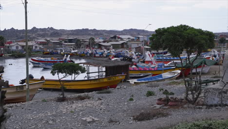 Schwenk-über-Ruhigen-Fischerhafen-Boot-Marina-In-Caleta-Chanaral,-Chile