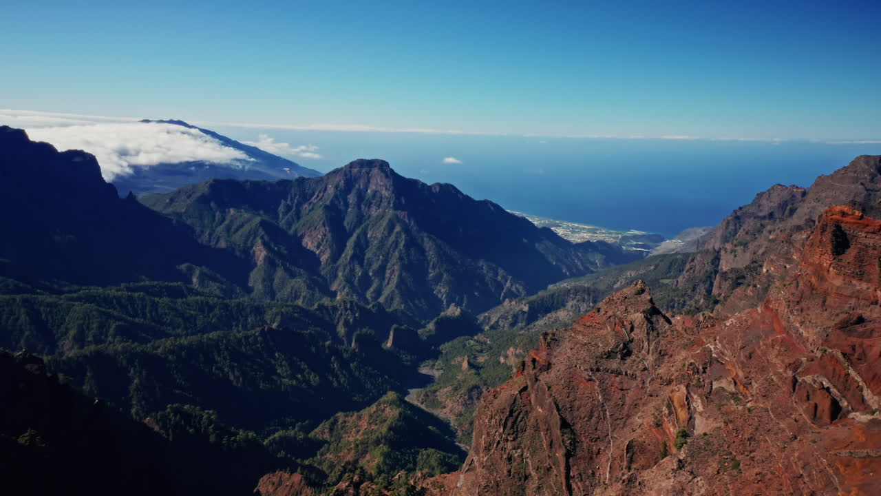 스페인 카나리아 제도 라팔마에 있는 칼데라 데 타부리엔테 국립공원 (caldera de taburiente national park) 에서 촬영된 드론 사진입니다.