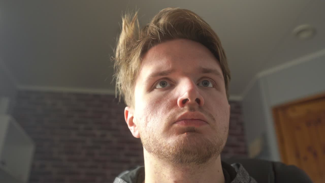 молодой человек обеспокоен, узнав, что его компания сокращает штат и переводит на периферию многие текущие проекты, в которых он принимал участие