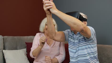 Abuelo-Y-Abuela-Con-Casco-Vr-Juegan-Juegos,-Miran-Video-De-Realidad-Virtual-3d-360