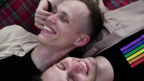 Couple-laughing-and-doing-a-picnic