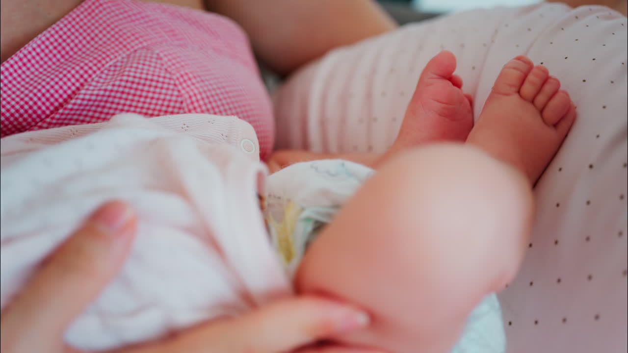 Primo piano intimo di una madre che allatta il suo bambino