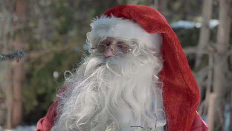 le père noël tient de la mousse dans ses mains et parle à la caméra