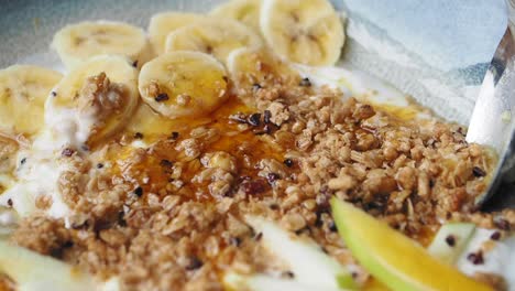 yoghurt parfait con granola, plátanos y miel