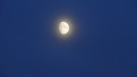 lapso de tiempo de luna con nubes
