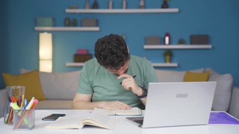 estudiante masculino recibiendo malas noticias por teléfono.