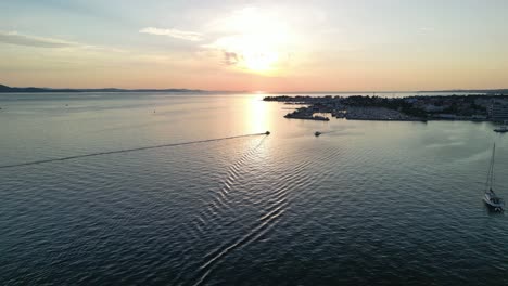 una puesta de sol aérea sobre zadar, croacia con la marina de borik