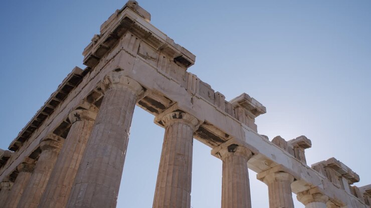 Forti colonne del tempio del Partenone in Grecia, rovina storica