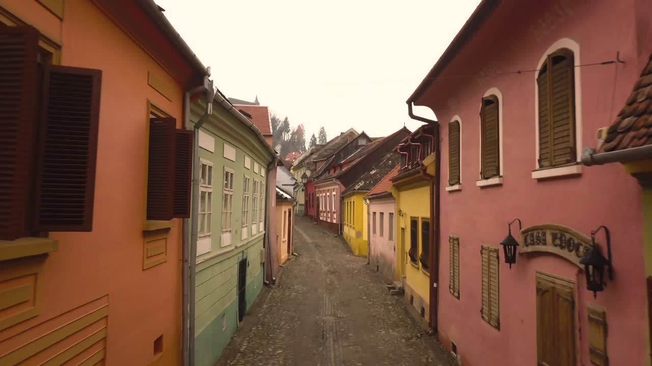 Bella vista delle case colorate e dell'antica strada lastricata in pietra della famosa città medievale di Sighisoara.