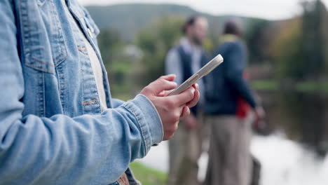 kemping, ręce i telefon z osobą w przyrodzie