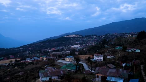 Blick-Auf-Die-Stadt-Tawang-Vom-Berggipfel-Im-Morgengrauen-Aus-Einem-Flachen-Winkelvideo-Wird-In-Tawang-Arunachal-Pradesh,-Indien,-Aufgenommen