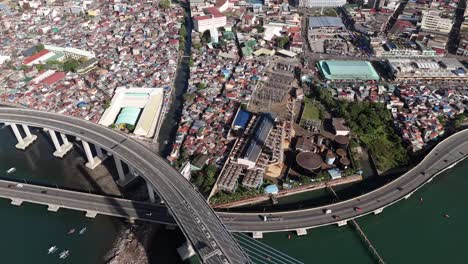 Autopista-Cebu-Cordova-Link,-Suave-Panorámica-Para-Revelar-La-Ciudad-De-Cebú,-Filipinas