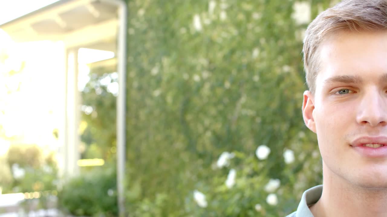 정원에서 행복한 백인 남자의 초상화