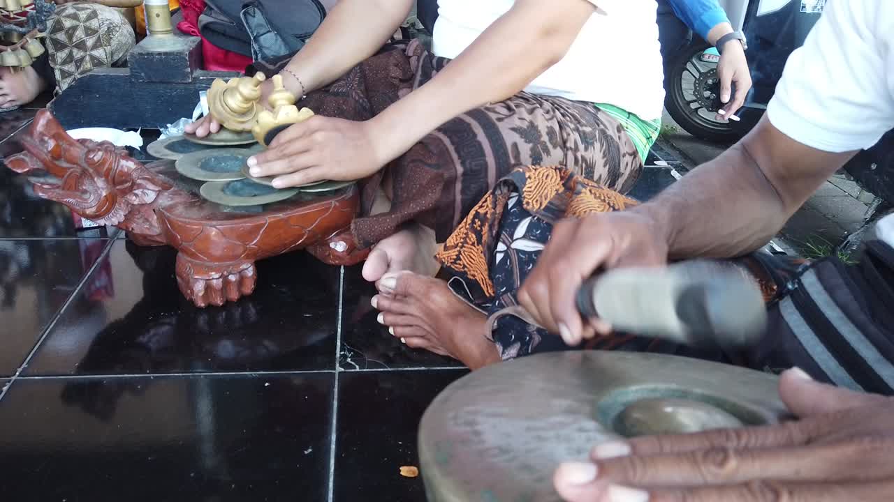los músicos de gamelan de bali tocan instrumentos musicales de percusión en la ceremonia del templo, arte cultural asiático