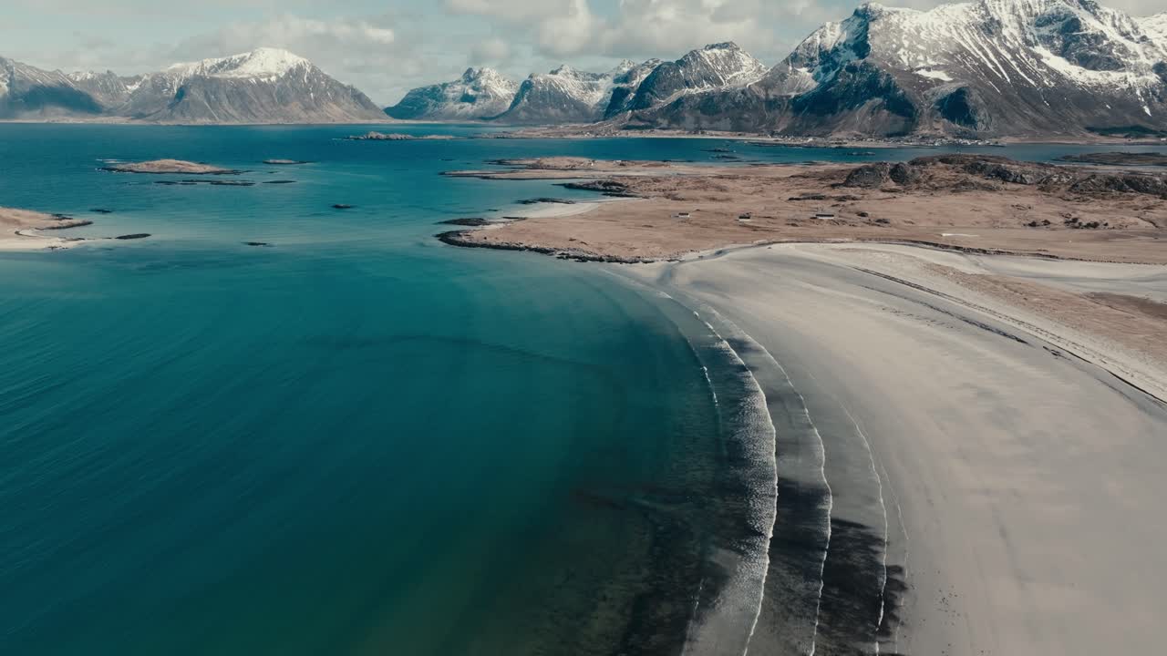 Onde calme che raggiungono la riva della spiaggia di Yttersand in Norvegia, in estate. - Ripresa aerea