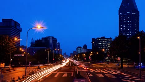 vista nocturna de una calle de la ciudad con tráfico